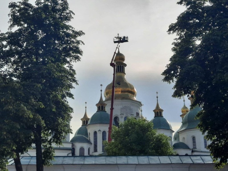 На центральний купол Софії Київської повернули головний хрест – фото