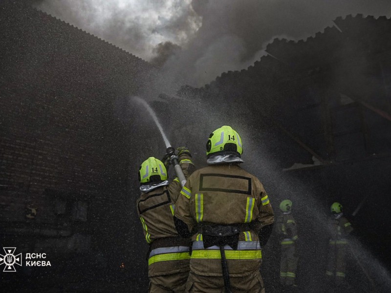 На Подолі виникла масштабна пожежа – що відомо