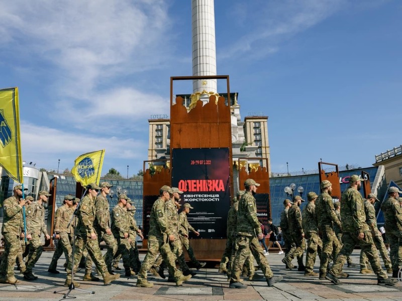 На Майдані Незалежності відкрили вуличну виставку до роковин теракту в Оленівці