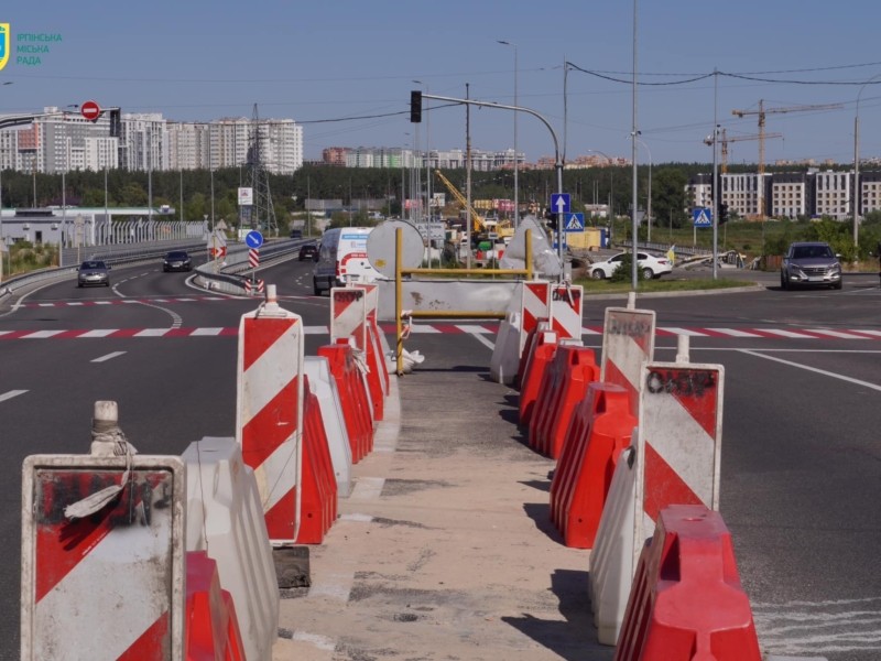 На нещодавно відбудованому Романівському мосту утворилась тріщина в асфальті