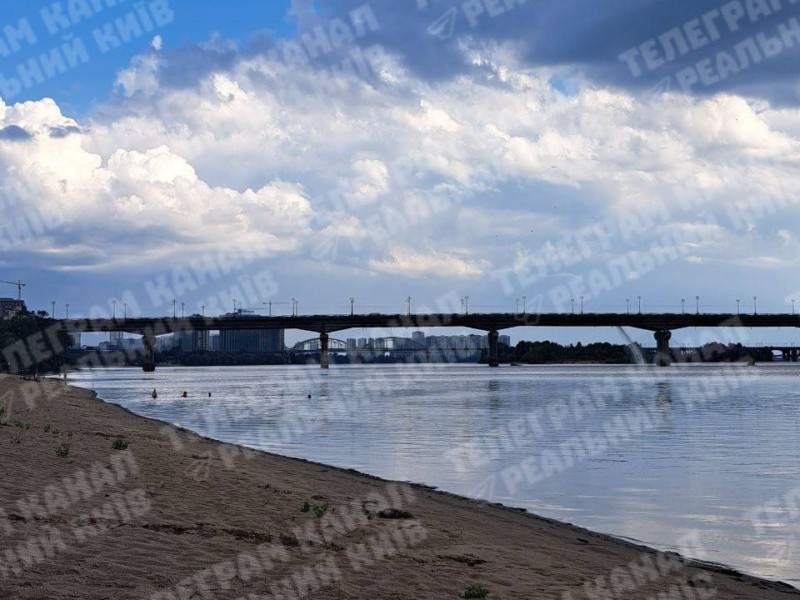 На столичних мостах помітили “водоспади” – що відомо (оновлено)