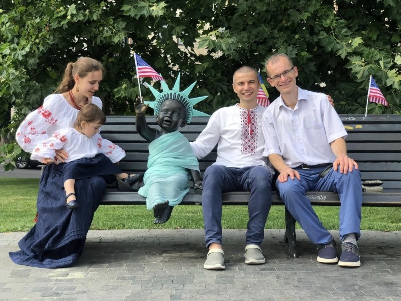 Малюки на Поштовій площі виконують дипломатичну місію – вітають з Днем незалежності США