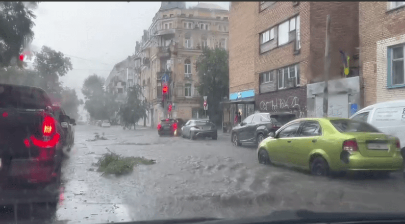 Київ знову заливає: автівки плавають, через скупчення води затримується громадський транспорт