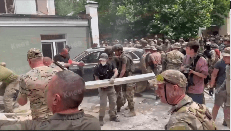 Допомагати в розборі завалів в “Охматдиті” прибули нацгвардійці