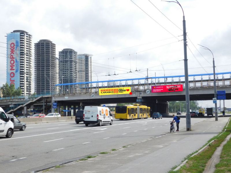 На столичних мостах більше не буде плакатів з нардепами та закликів купувати шини