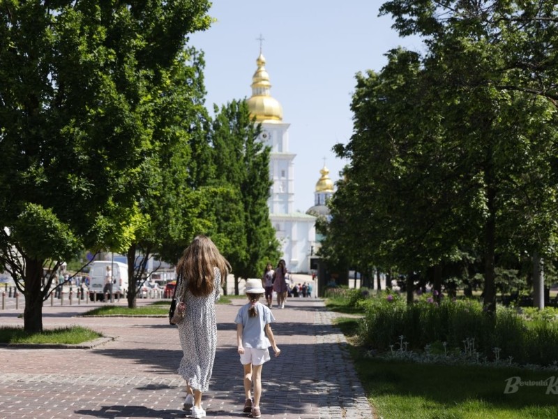 Події вихідних: у сильну спеку горять ліси і транспорт, спроба диверсії на залізниці, на купол Софії Київської повернули хрест