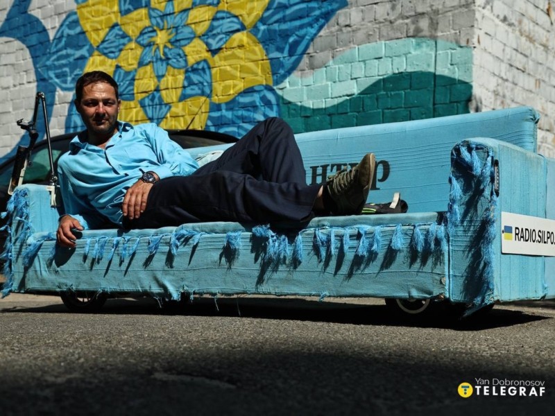 Синій диван, на якому винахідник та його супутниця виїхали із Заліщиків, уже в Києві