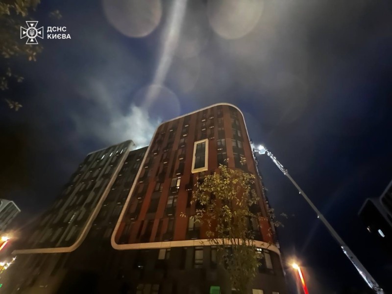 Пожежа у ЖК Respublika в Голосієво: рятувальники кажуть про загоряння утеплювача (відео, фото)
