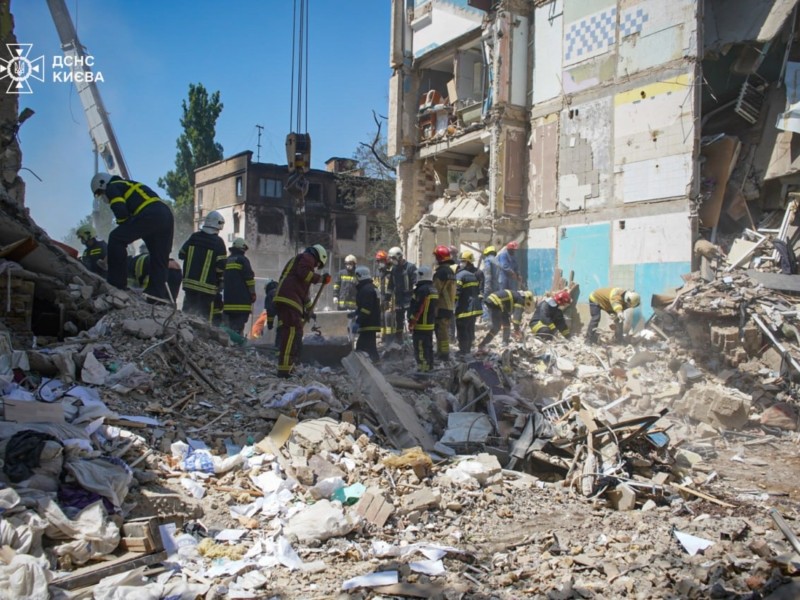 На Сирці під завалами шукають ще одну дівчинку