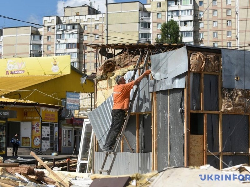 Біля станції метро “Академмістечко” активно зносять МАФи