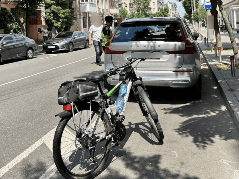 Паркування на велосипедній доріжці — це порушення: які штрафи загрожують водіям