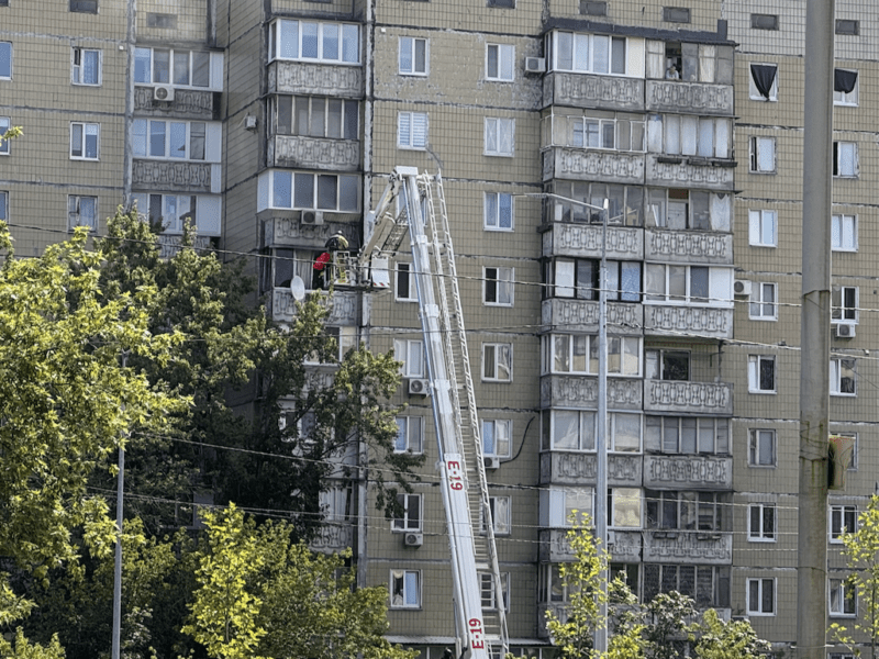 На Харківському масиві стався вибух у багатоповерхівці: на місці поліція та рятувальники