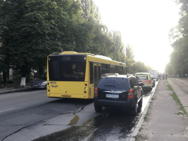 В районі Лук’янівки зупинився весь транспорт: шукайте інші шляхи