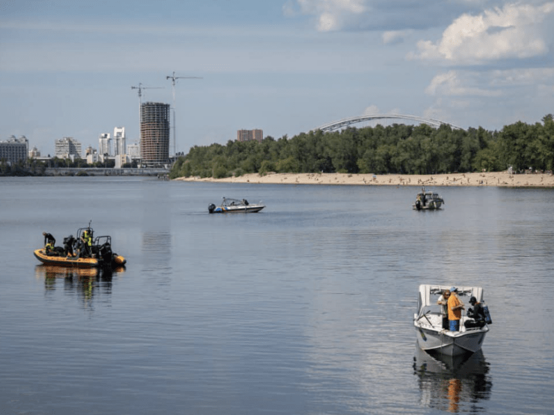 Поки що не знайшли: рятувальники до ранку відклали пошуки хлопця, який впав з атракціону у Дніпро