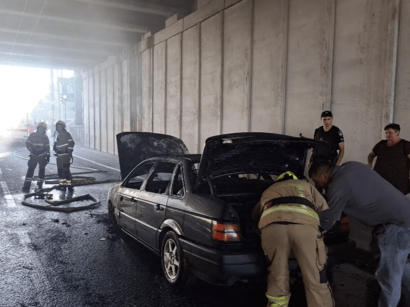 У Києві під час руху спалахнула автівка