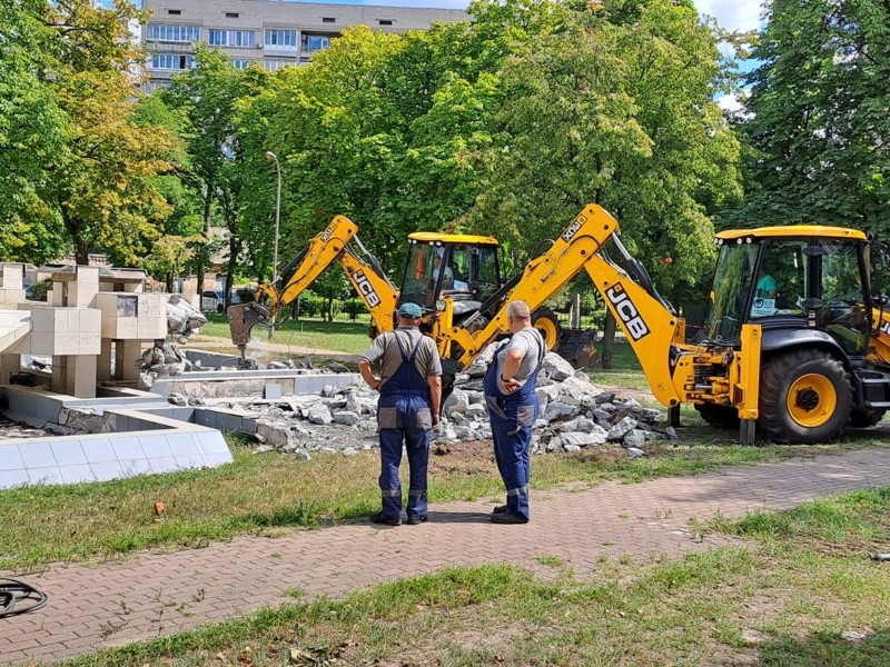 У Дарницькому районі рівняють із землею модерністський фонтан