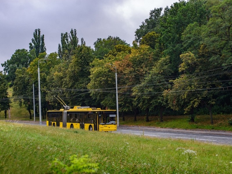 Немає напруги: на правому березі затримується низка тролейбусів і трамваїв