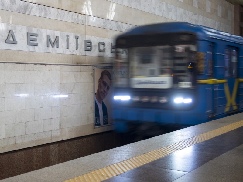 На синій гілці метро зачинили на вхід чотири станції – що сталось (оновлено)