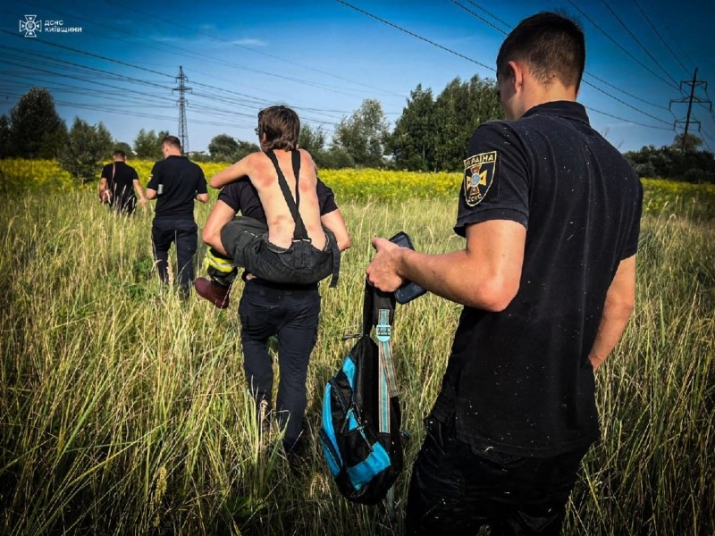 На Київщині за допомогою дрона врятували 12-річного хлопця, що застряг у болоті