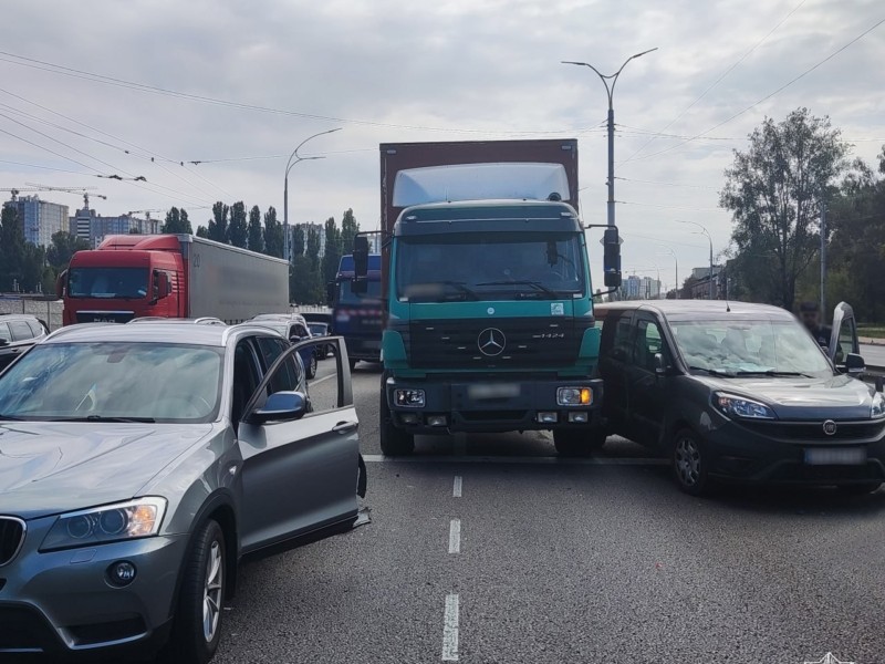 На вулиці Заболотного збирається затор через ДТП – обирайте інші маршрути