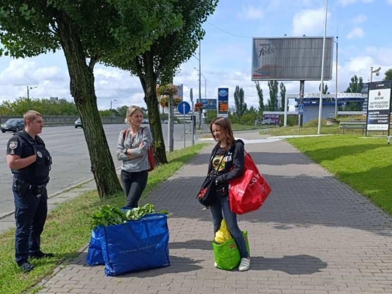 На міських клумбах затримали крадійок, які вирізали квіти та кущі на продаж