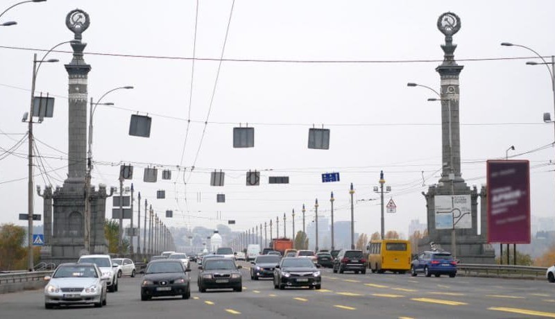 Вантажівки їздять мостом Патона попри заборону: міська влада звернулась у поліцію