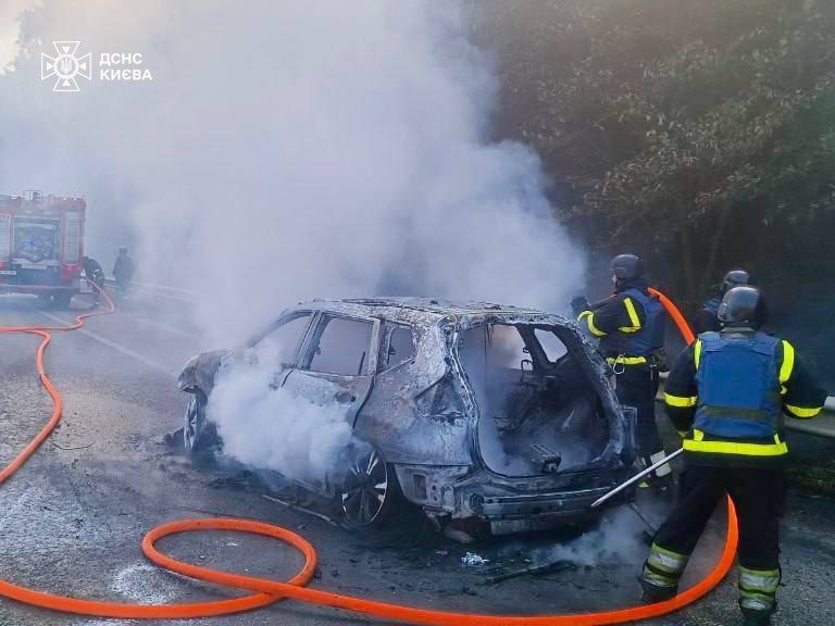 Через падіння уламків на Обухівській трасі згоріла автівка