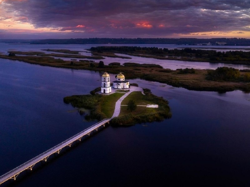 Унікальна церква на воді під Ржищевом – хто збудував святиню посеред великого озера