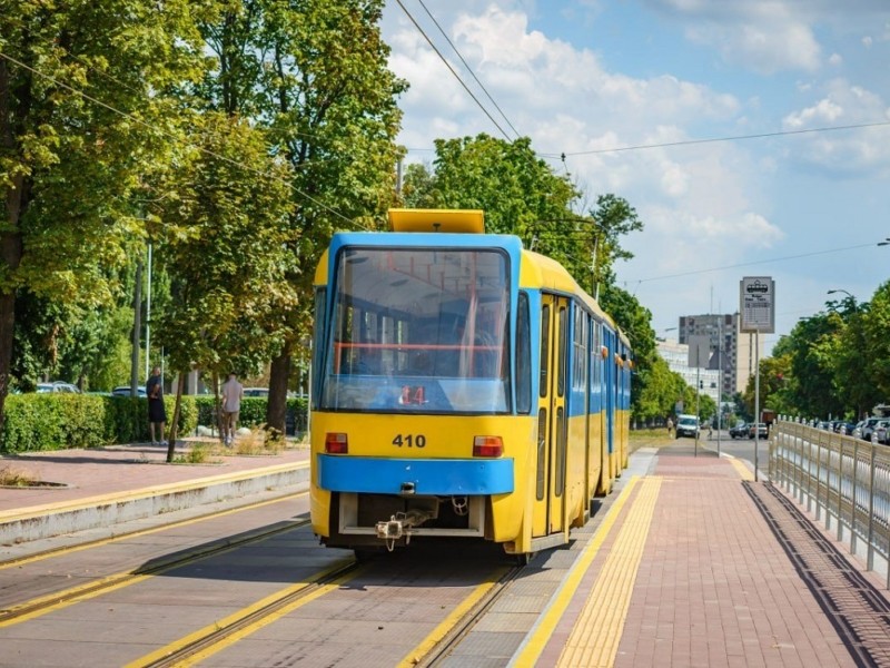 Нові та доступні зупинки транспорту готові – зручність для візків та пасажирів з чемоданами