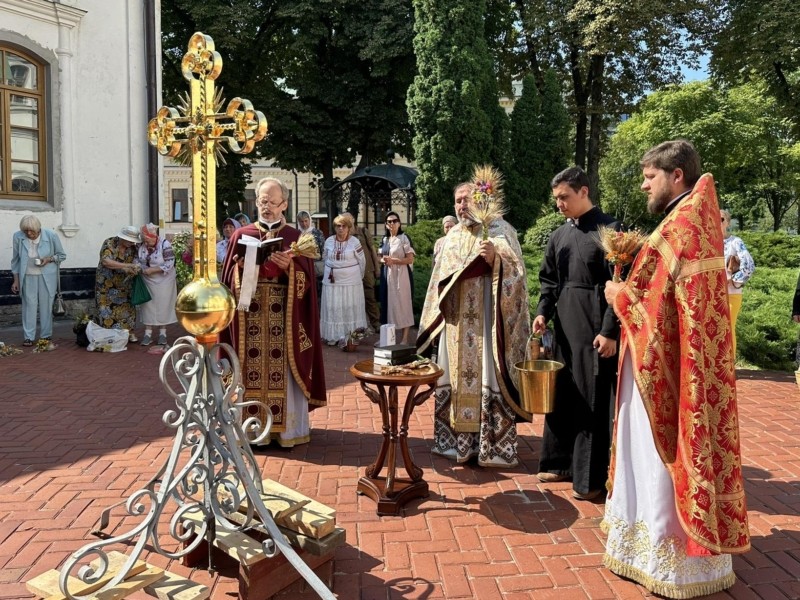 Над центральним входом до Софійського собору засяяв відновлений хрест (фото)