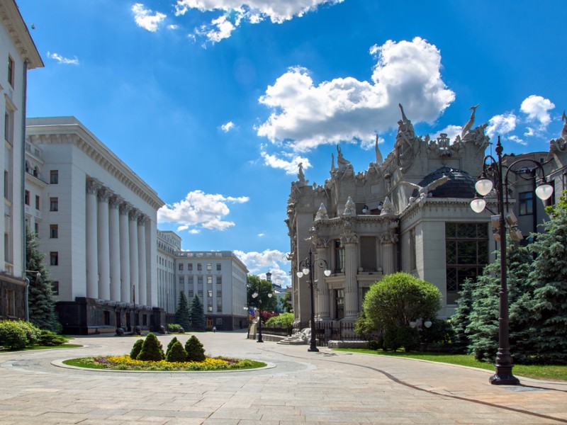 Війна не завершилася, а опозиція та Зеленський змагаються, хто врятував Київ від окупації