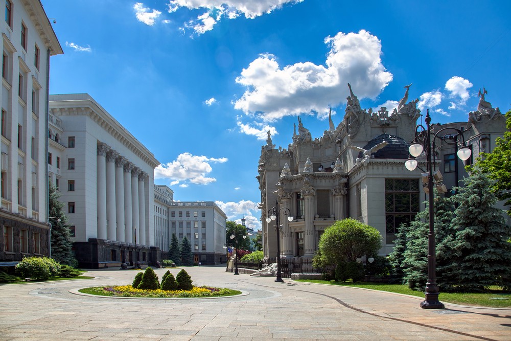 Війна не завершилася, а опозиція та Зеленський змагаються, хто врятував Київ від окупації