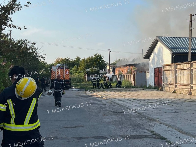 У передмісті горить склад з піротехнікою, чутно вибухи (відео)