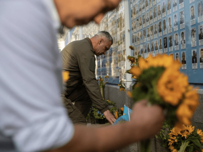 У памʼять полеглих Героїв кияни сьогодні несуть квіти на Трьохсвятительську та Грушевського