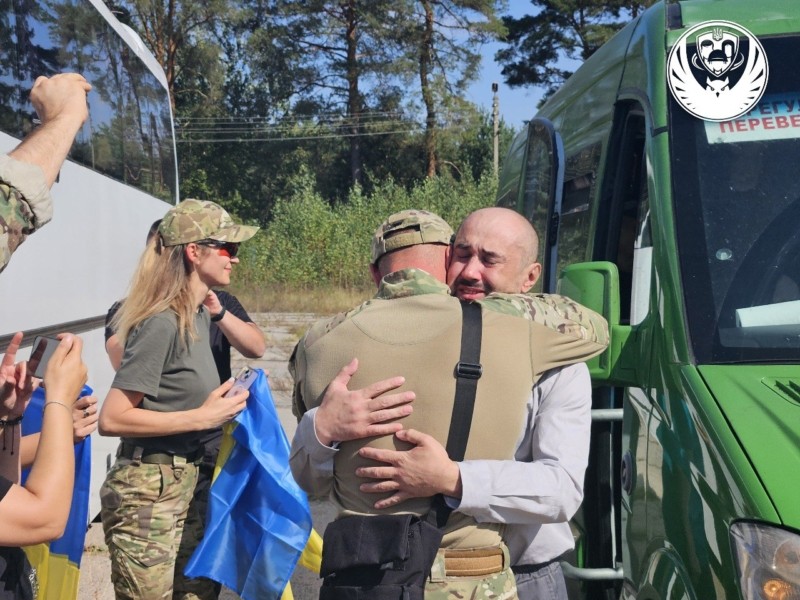 “Азовці”, охоронці ЧАЕС, прикордонники, моряки: понад сотня захисників повернулись з полону