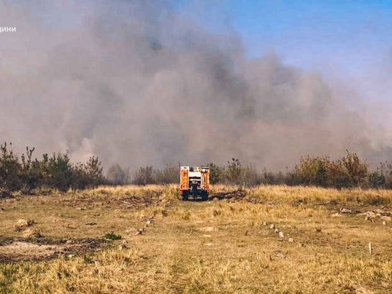 Під Києвом горить 5 гектарів трав’яного настилу