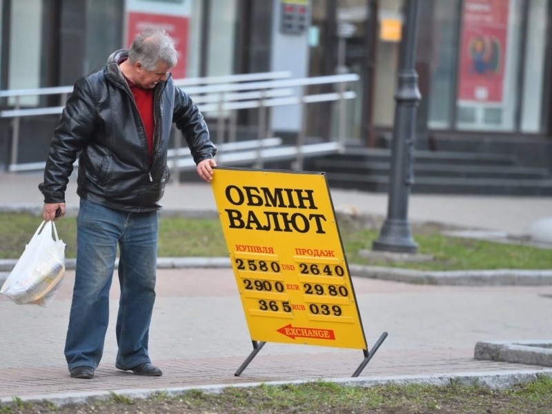 Знецінення гривні та подорожчання харчів мало – в НБУ вимагають більшої девальвації валюти