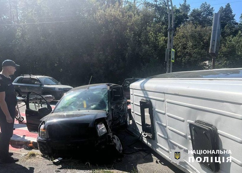 Аварія з маршрутним автобусом на Столичному шосе: травми отримали 16 людей, загинула жінка