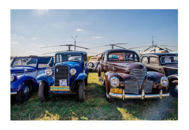 Ювілейний фестиваль “Old Car Land” у Києві: на одній локації можна побачити 300 унікальних автівок