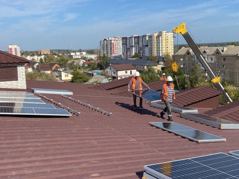 У Гостомелі монтують сонячну електростанцію на даху ліцею