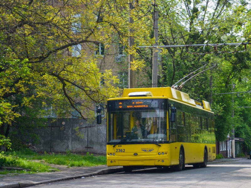 На Куренівці зупинилися тролейбуси: обирайте іншій транспорт