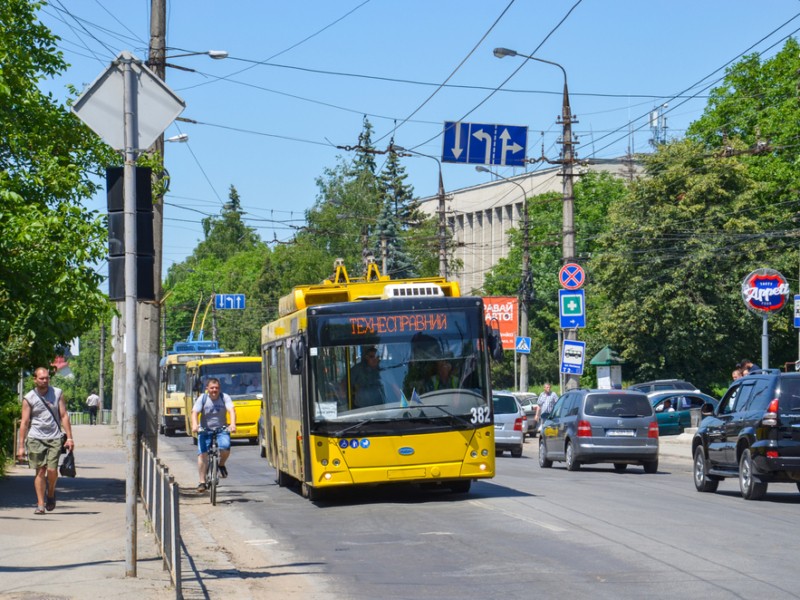 На Куренівці стали тролейбуси: обирайте іншій транспорт