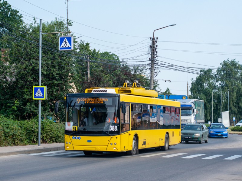 На Севастопольській площі стали тролейбуси: обирайте інший транспорт