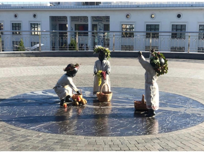 Малюки на Поштовій сьогодні смакують виноград та яблука