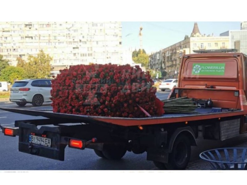 Величезний букет троянд “ось як слід вибачатися” з’явився у соцмережах