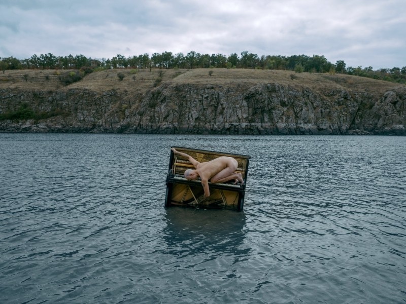 Піаніно “Україна”, що пливе водами Дніпра, потрапило до трейлера опери GAIA-24