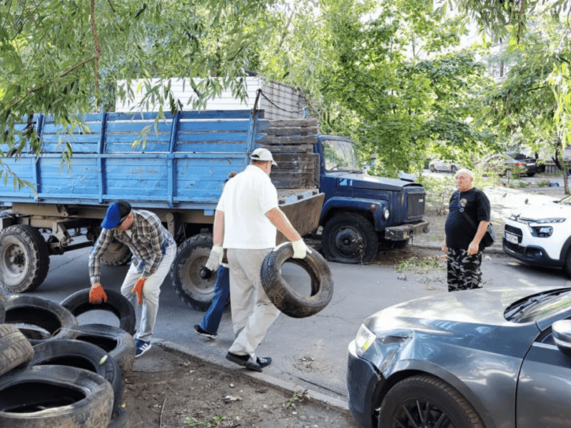 Гума – більше не прикраса: Дарницю очищують від покришок на клумбах