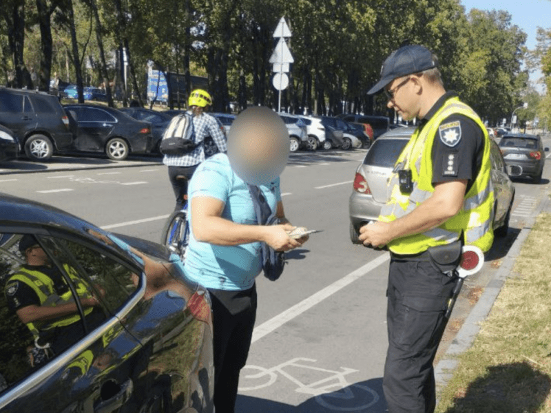 Які штрафи світять водіям за паркування на велосмузі