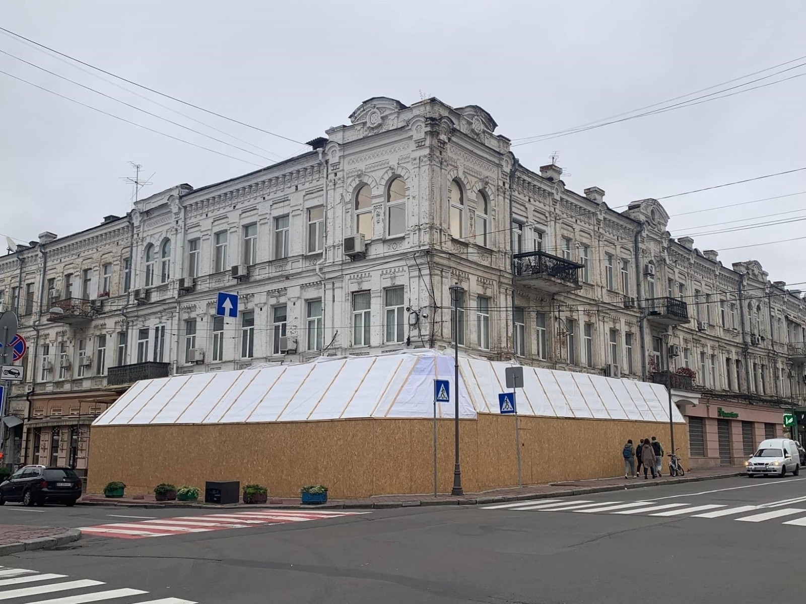 Біля пам’ятки архітектури на Подолі з’явилась прибудова, яка зайняла майже увесь тротуар