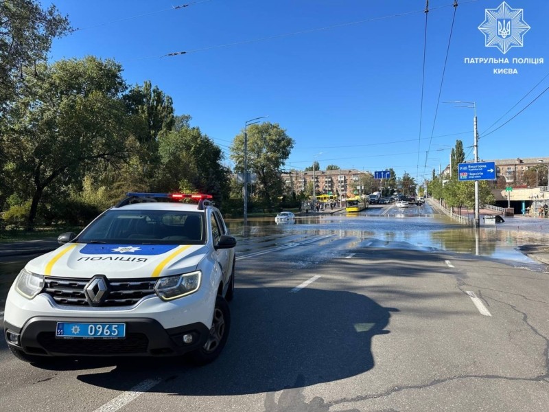 Біля станції метро “Дорогожичі” відновили рух після аварії водогону